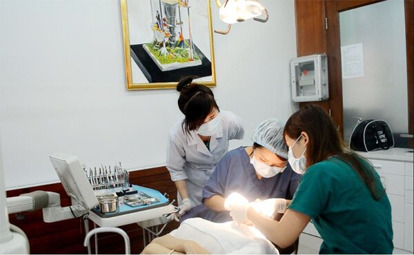 Dr Thùy Dương kiểm tra răng miệng tổng quát cho khách